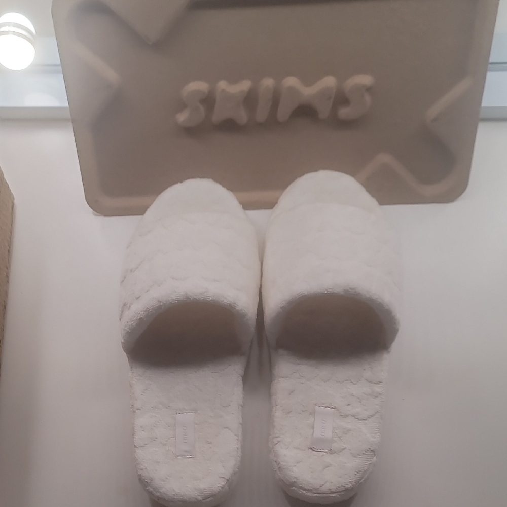 SKIMS Cream Bath Slippers
